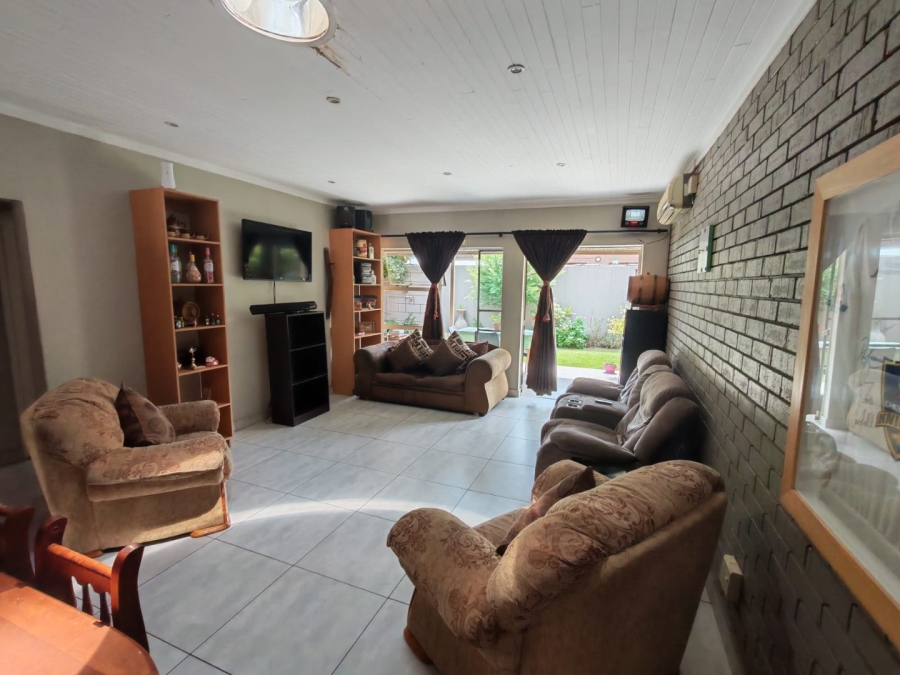2 Bedroom Property for Sale in Langenhovenpark Free State